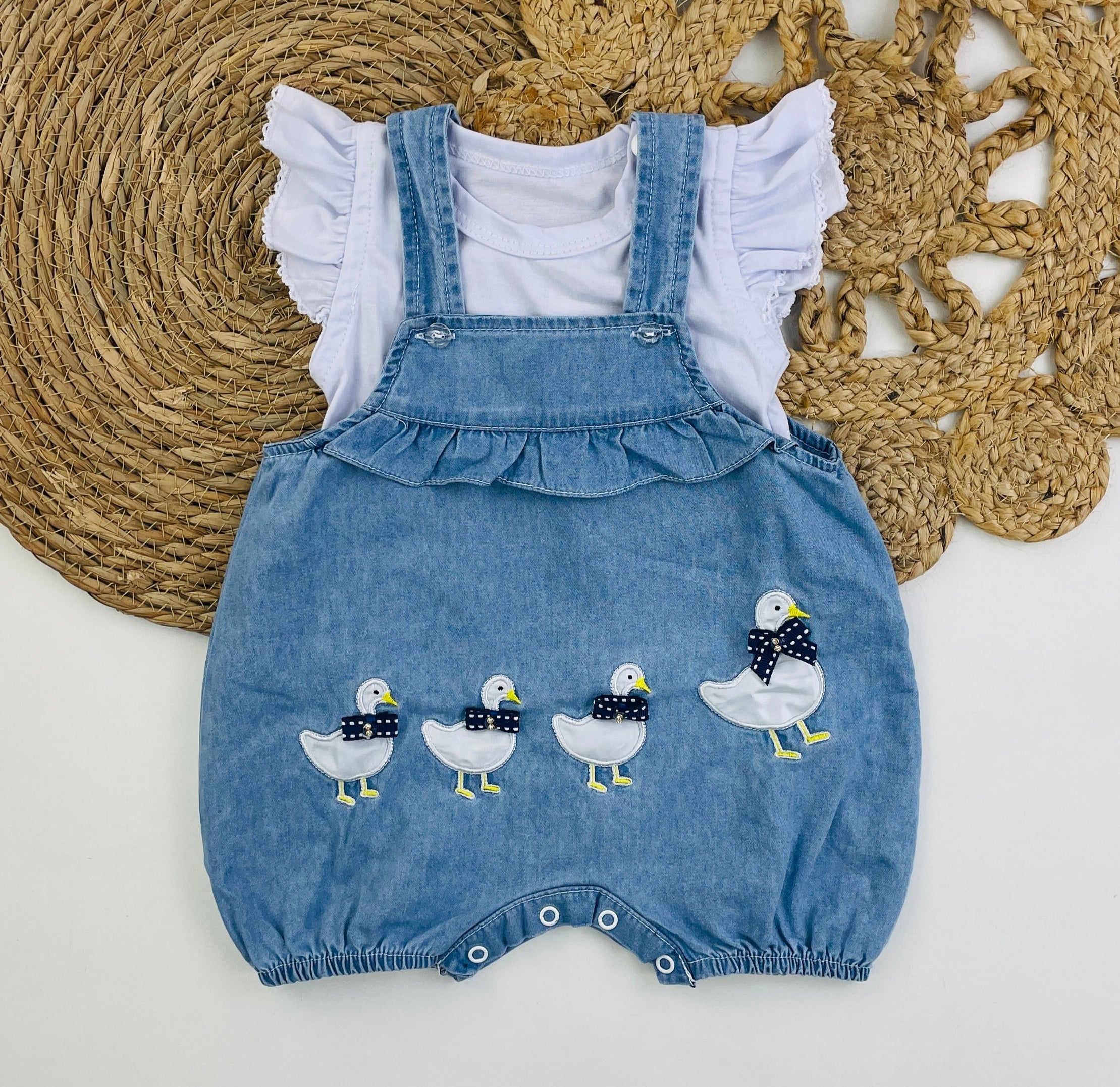 Jardineira Brokinha Jeans Patinhos