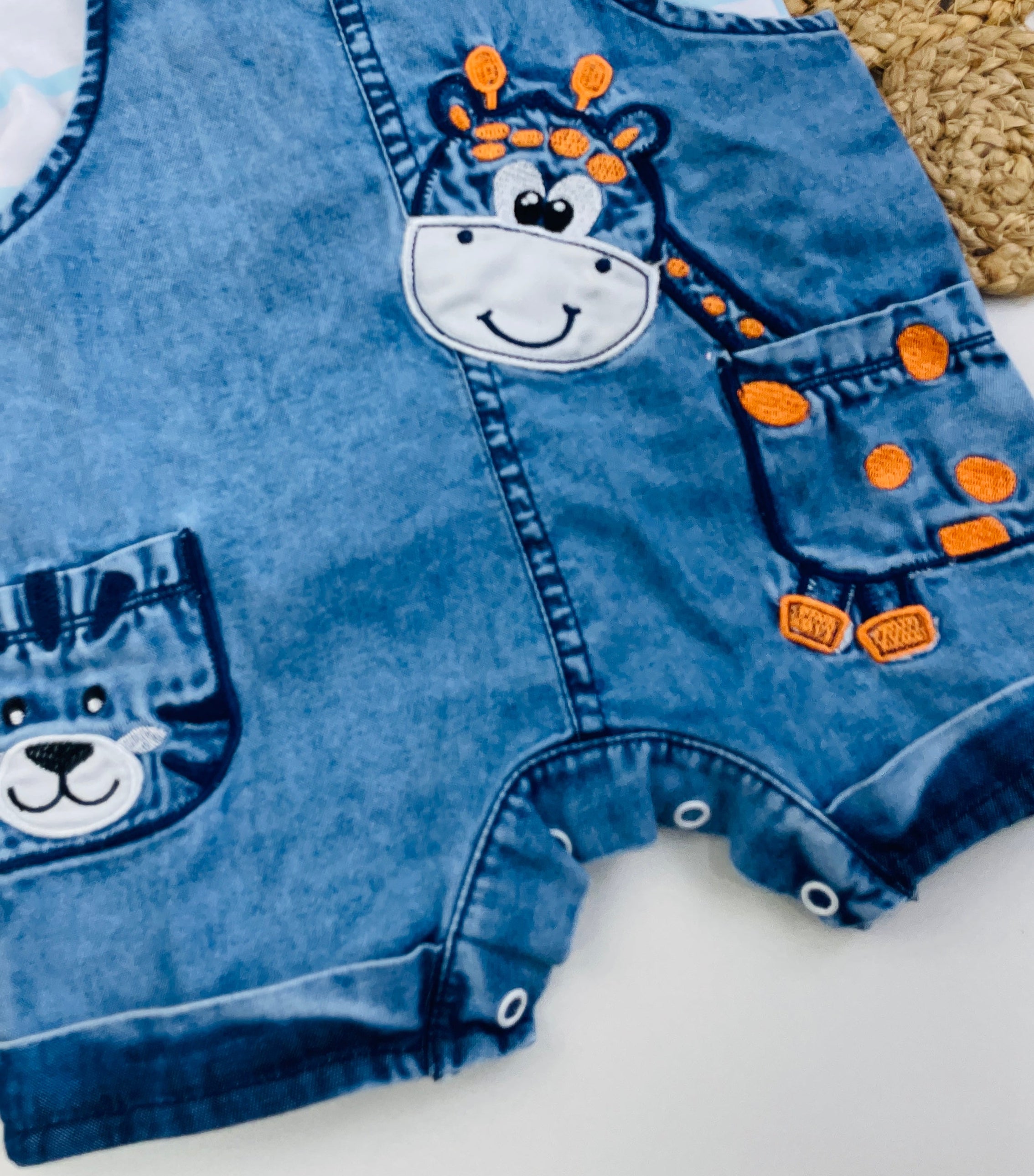 Jardineira Brokinha Jeans Girafa