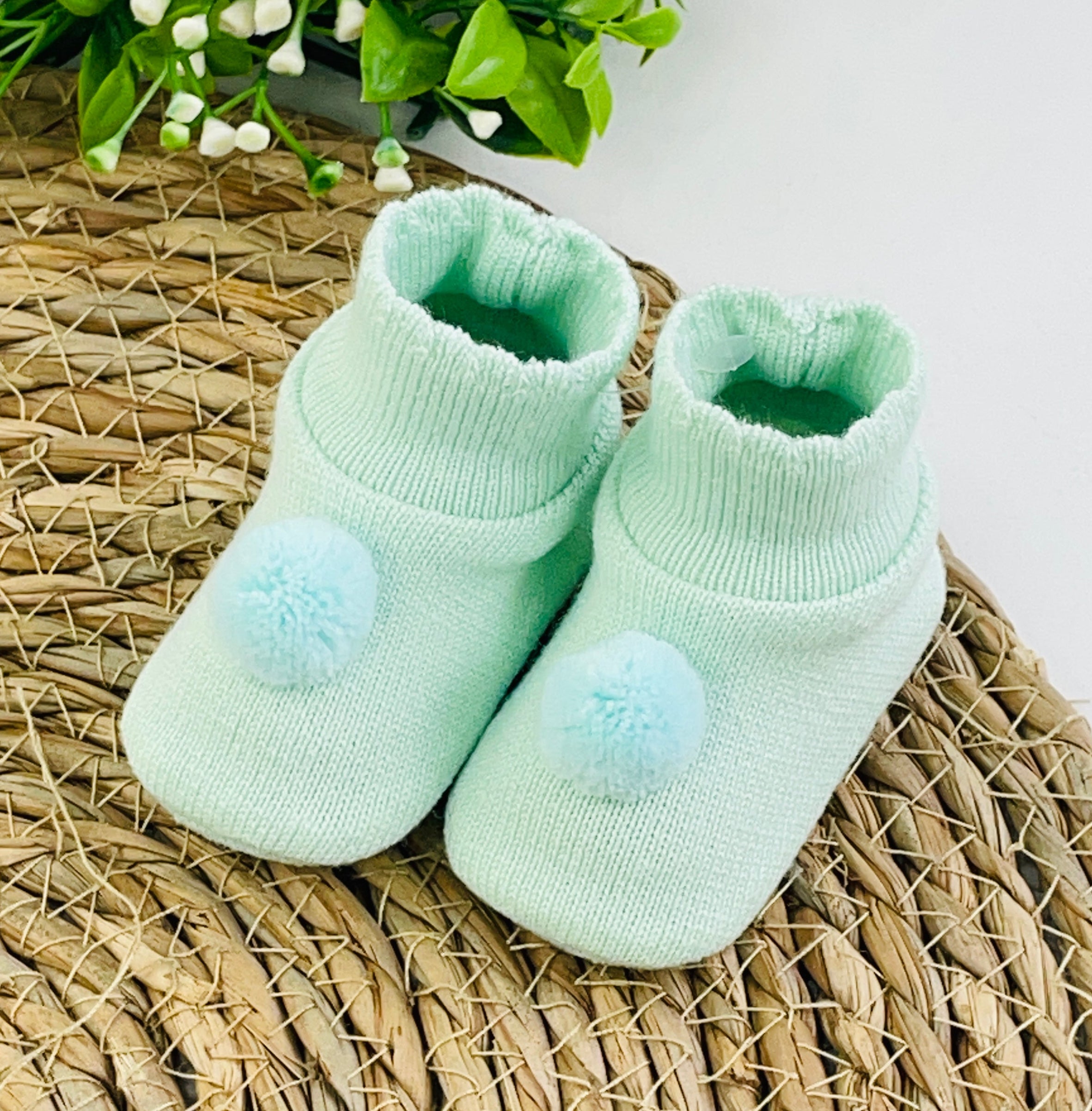 Sapatinho Pompom Sanches Baby De Tricot Liso Rn