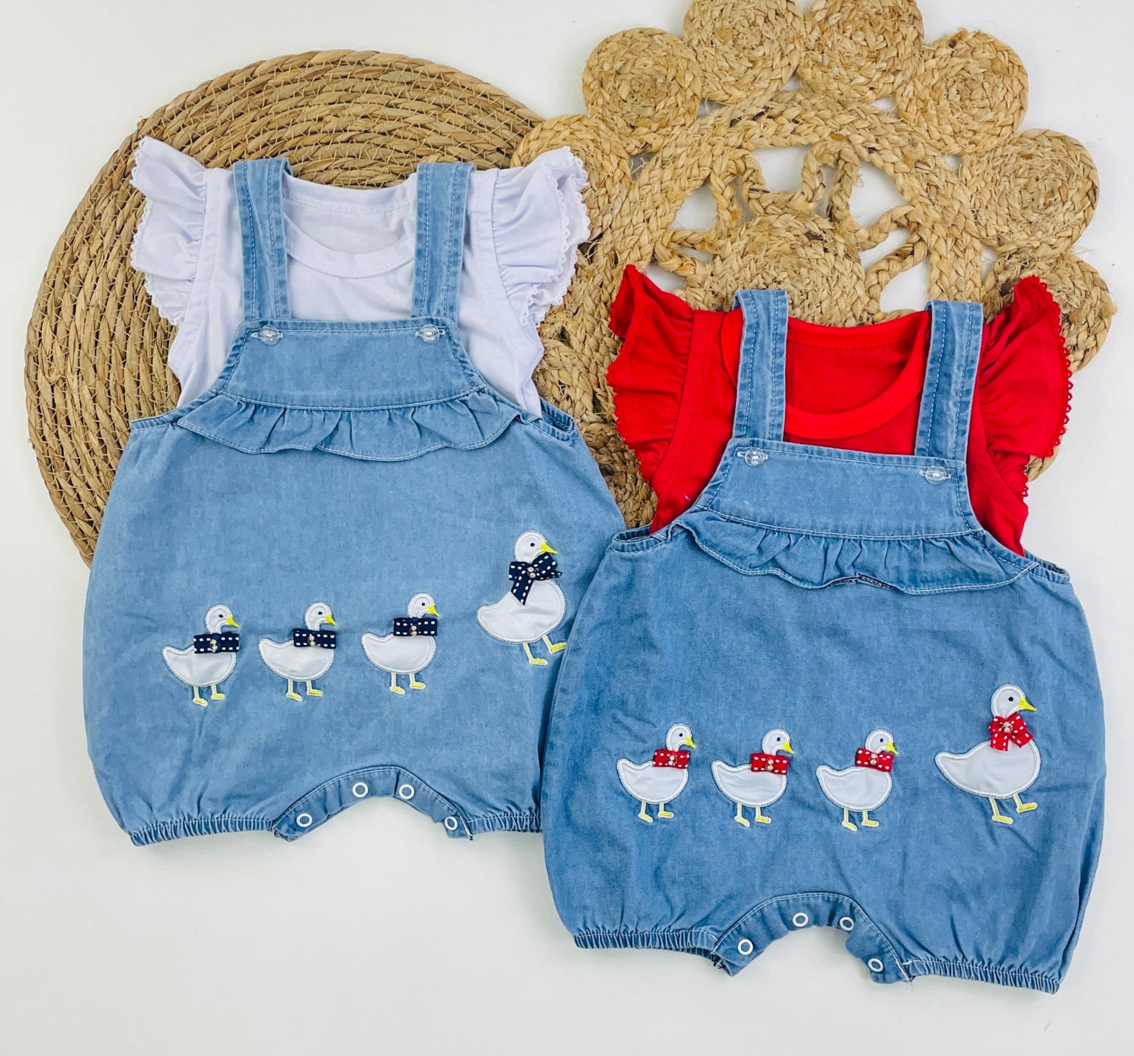 Jardineira Brokinha Jeans Patinhos