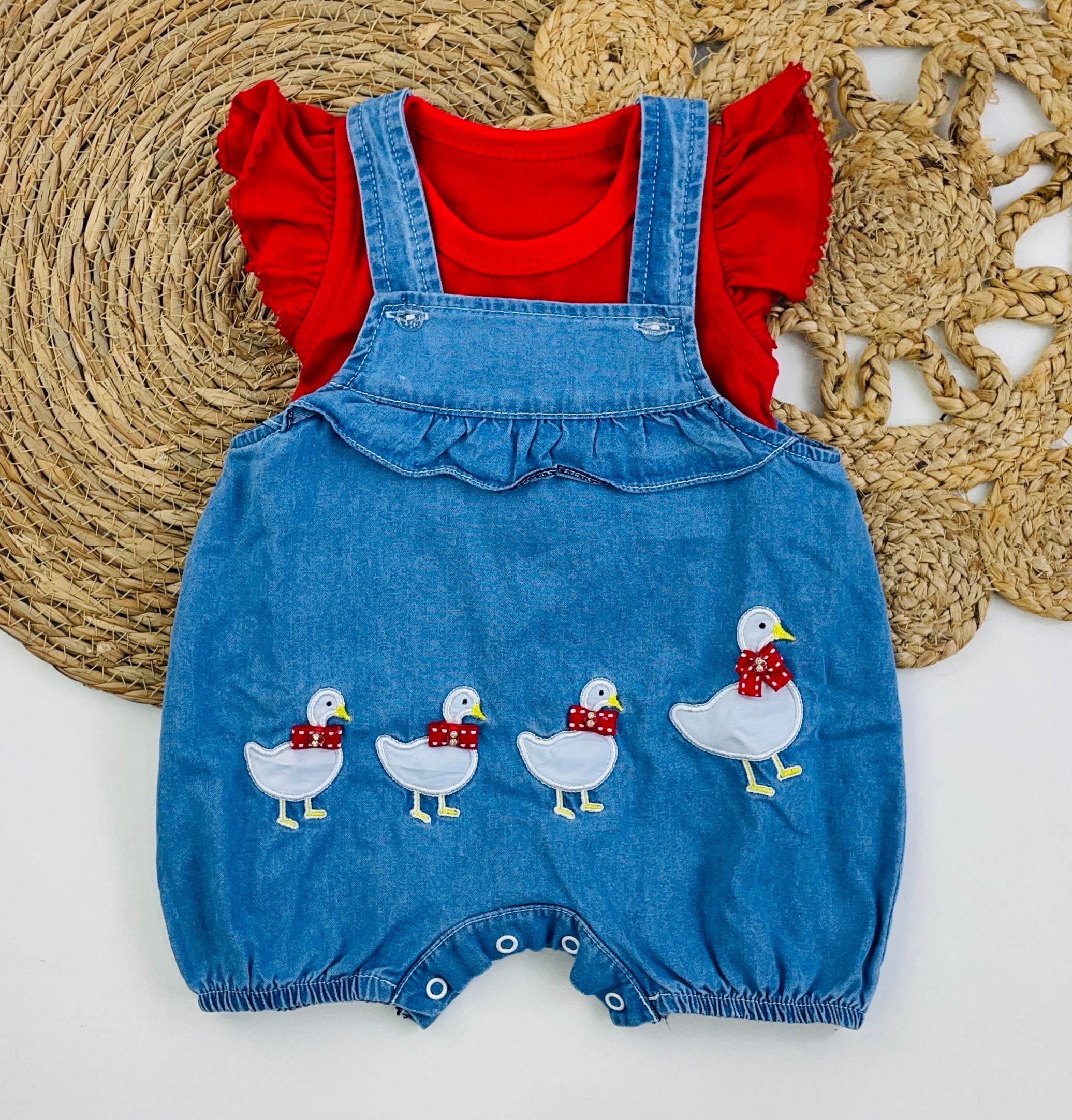 Jardineira Brokinha Jeans Patinhos